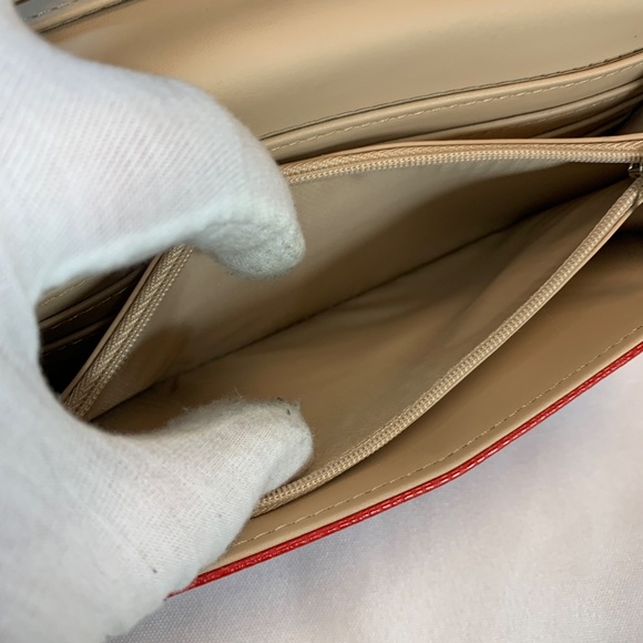 NWOT! Guess Tomato Red Faux Pebbled Leather with Silver Tone Hardware Wallet! - Picture 6 of 9